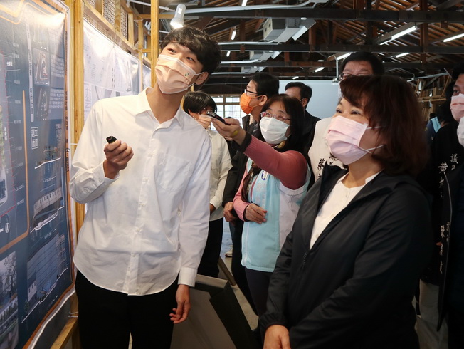 Chen Han-Wen, a third-year student of the Department of Landscape Architecture, NCYU, shared his ideas on designing the surrounding landscape of the Chiayi Art Museum with Mayor Huang.
