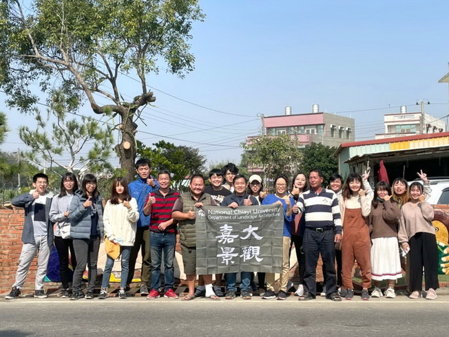  A group photo of the teachers and students of the Department of Landscape Architecture, NCYU, and residents of the Yuemei Community. 