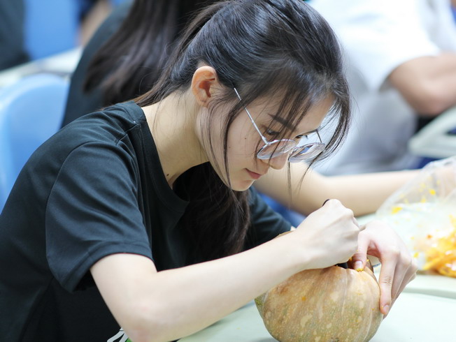 The students of the Department of Horticultural Science concentrated on scraping the walls thin.