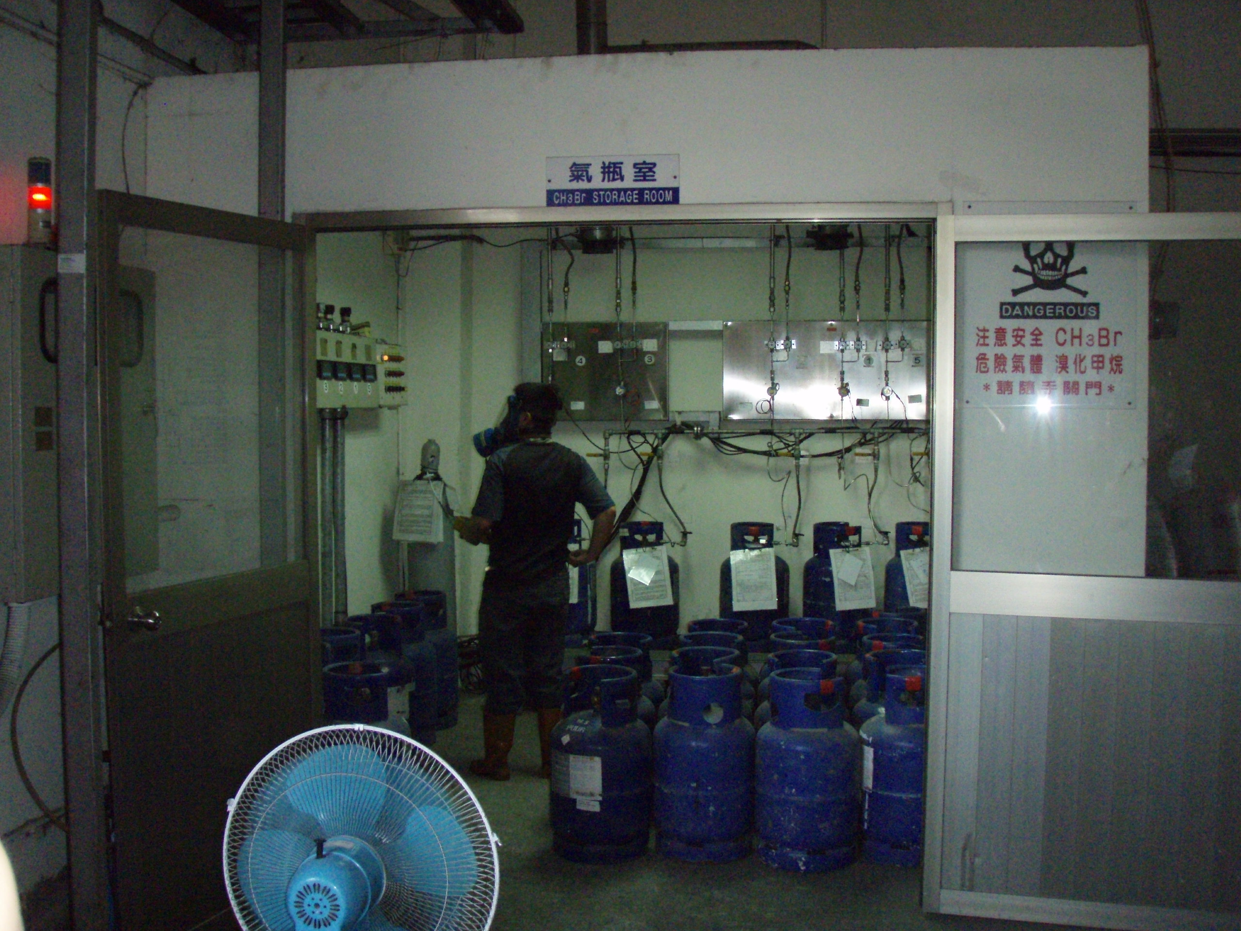 參觀高雄港檢疫站燻蒸作業5.JPG