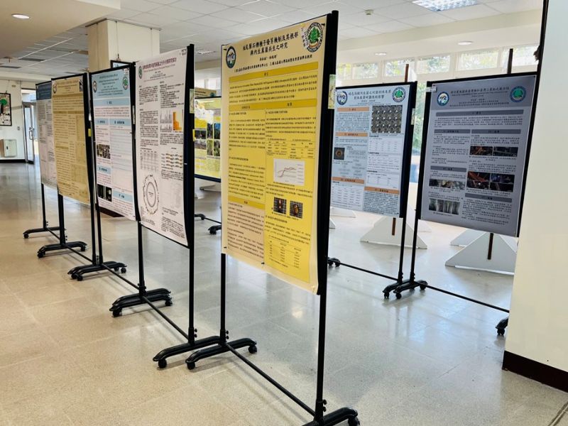 114學年度學士論文發表會海報展示
