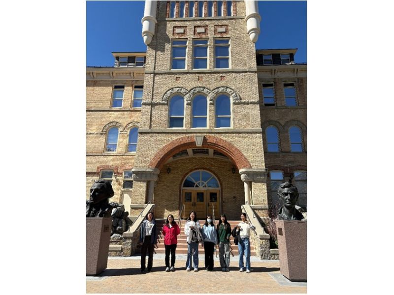 嘉義大學師生於猶他州立大學 Logan 校區代表性歷史建築 Old Main 前合影。Old Main 為 USU 校園重要地標，也是認識該校歷史與校園文化的重要場域。