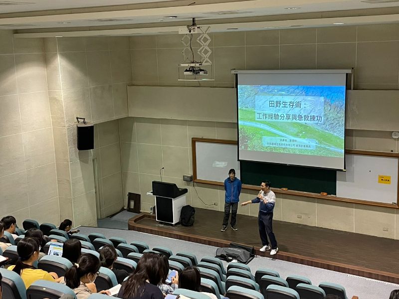 系主任介紹講者