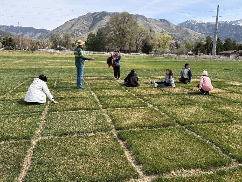 學生參訪 USU 精密溫室與 Greenville Research Farm，了解受控環境農業、草皮試驗、耐旱作物研究與乾旱地區水資源管理。
