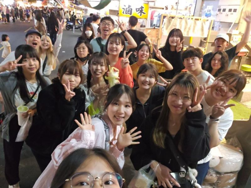 與香川大學學生逛文化路夜市