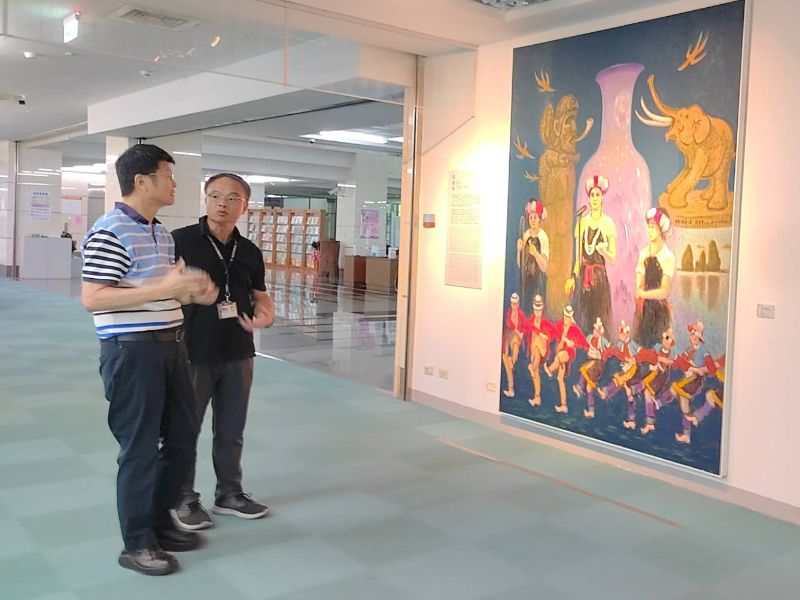 廖瑞章館長陪同林翰謙校長至展示區觀賞郭東榮老師畫作