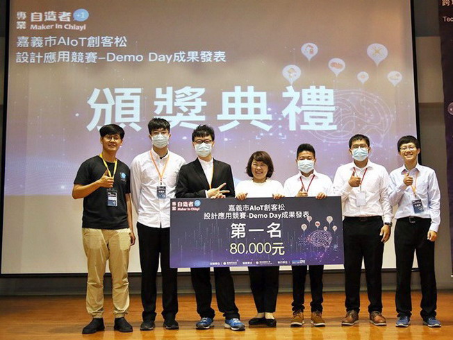 學生團隊以無人機航拍甜椒園產量預估系統，參與2020年AIoT（人工智慧物聯網）創客松設計應用競賽榮獲第1名。