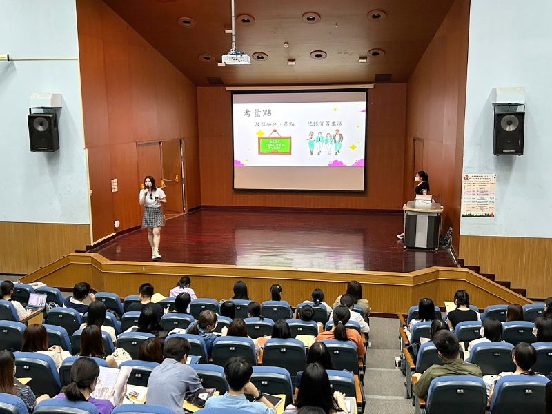 嘉大施品甄同學、臺中教育大學蘇奕鳳同學與嘉大師資實習生分享準備心得。