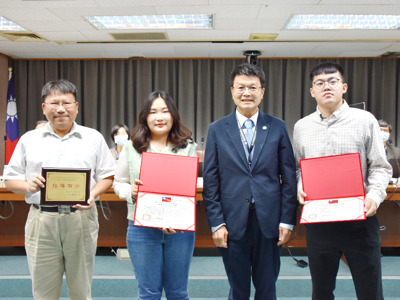 President Han Chien Lin (2nd from right) presented awards to the student winners of the NSTC's College Student Research Creativity Awards in 2022 and the supervisor.