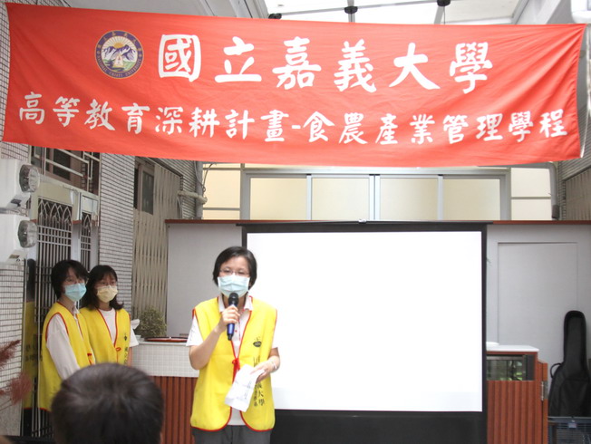 Prof. Hsiao Chih-Hui from the Department of Marketing and Tourism Management introduced the honored guests during the opening remarks. 