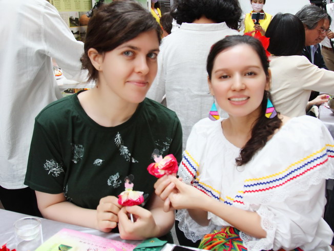  Zheng Rui-Qiu (left) from South Africa and Du Ruo-Lei from Colombia thanked the organizer for offering the roses grown at the greenhouse on the Sinmin campus, with which they could make rose tea. 