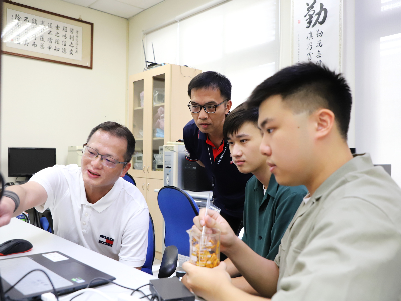 NCYU faculty and students integrated the electrode system and complementary metal-oxide-semiconductor (CMOS) to develop the sulfur dioxide concentration electronic detector.