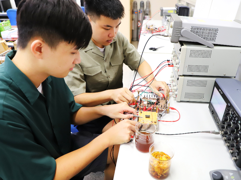 Under interdisciplinary guidance of their professors, Shu-Huan Yang (right) and Yi-Cheng Wu, both undergraduate students from the Department of Electrical Engineering, NCYU, developed the "Detector for Measuring Sulfur Dioxide Concentration in Daylilies."