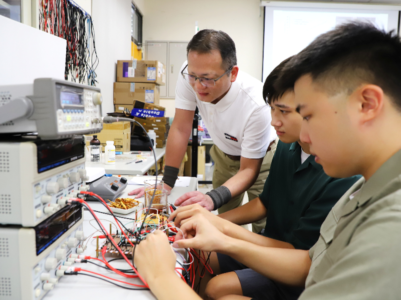 Prof. Cheng-Ta Chiang (left) from the Department of Electrical Engineering, NCYU, guided the students in creating a sulfur dioxide concentration detector using a conversion circuit.