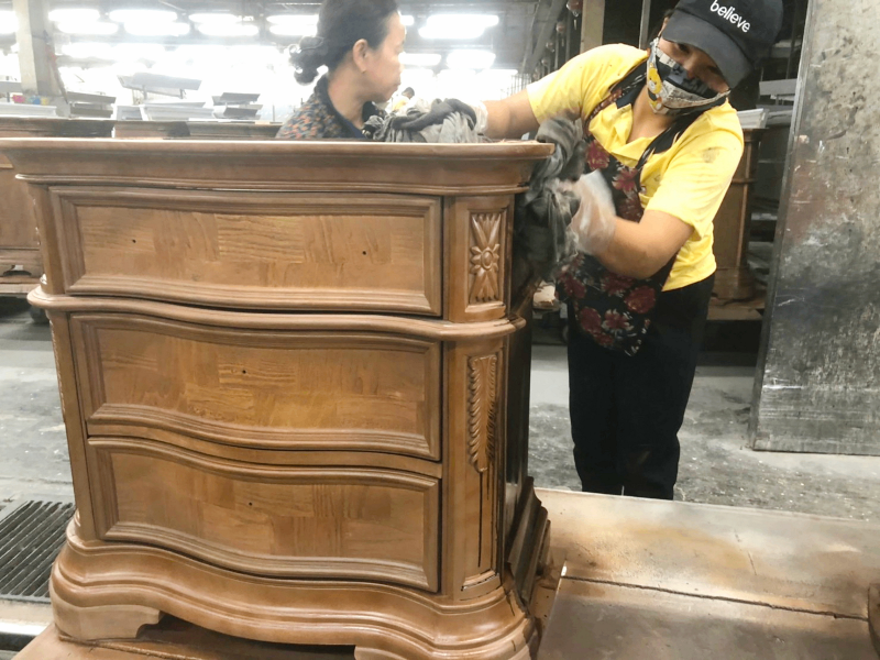 During her overseas internship, Chien-Yu Liu, a student from NCYU’s Department of Wood Based Materials and Design, participated in the production line for American-style finishing at the factory.