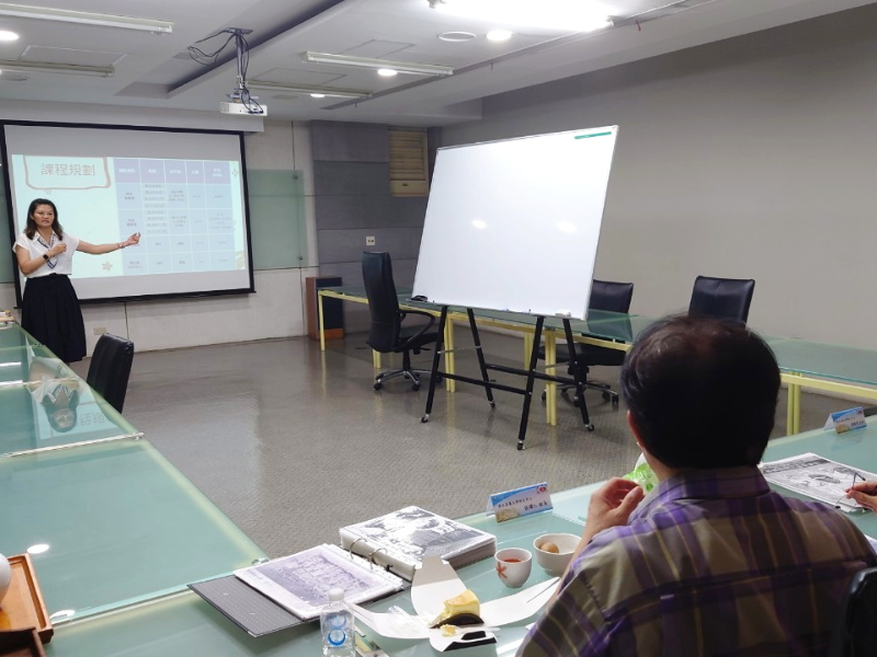 Assistant Prof. Yan-Jin Pan, who teaches at the Language Center, briefed on the characteristics of NCYU’s Chinese programs. 