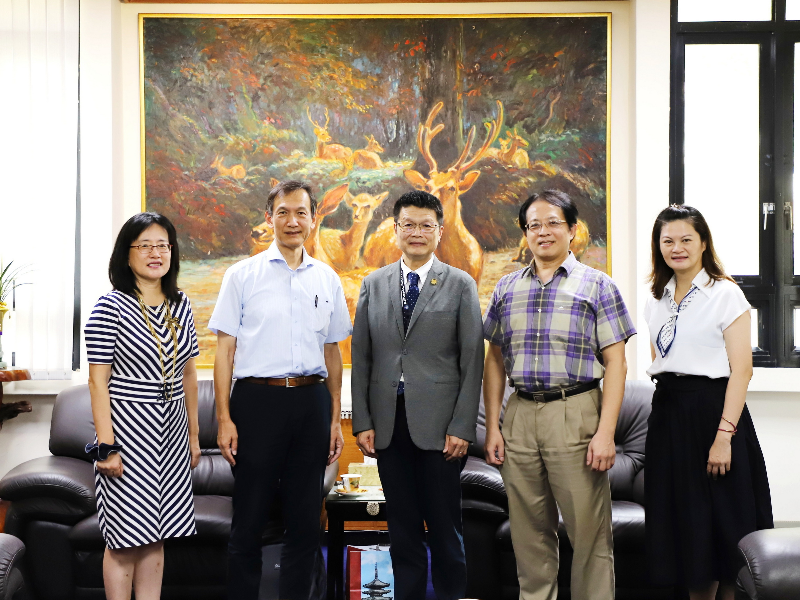  NCYU President Han Chien Lin and Language Center faculty members, and Masaki Nakanishi (second from left), Director of International Education, Setsunan University, Japan 