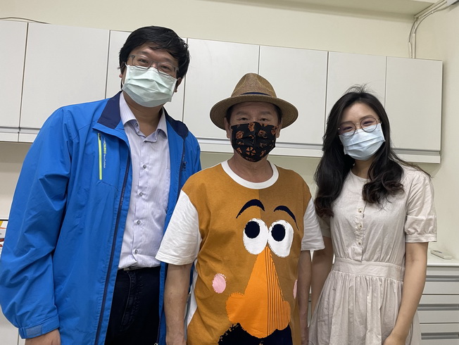 A group photo of Assistant Prof. Lu Ying-Chen (left) and host Huang Xi-Tian (in the middle)