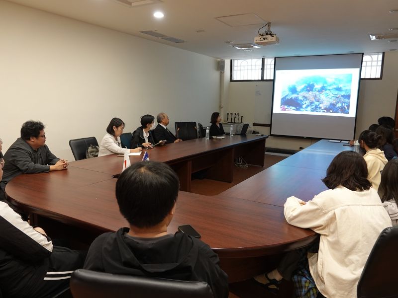 講座介紹愛媛大學當地環境。