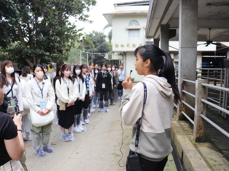 圖6:嘉大動科系同學為參與春季課程學員導覽動物試驗場設施。（照片由國際處由提供）