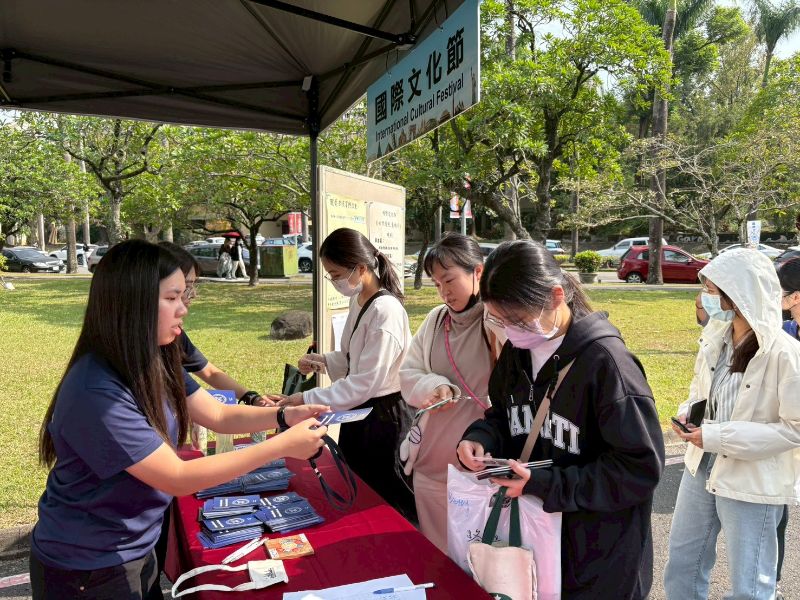 參加國際文化節學生領取集點護照。