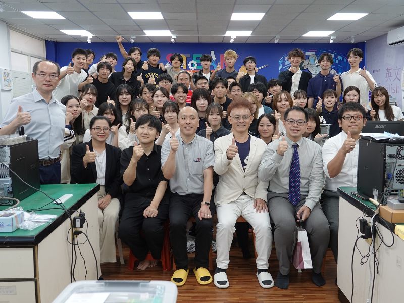 石川高專訪團於創科基地與嘉大師長合影。