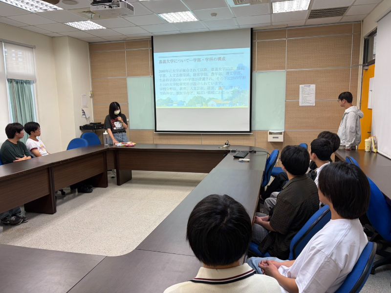 資工系學生以日文進行簡報介紹。（照片由蘇炯武教授提供）
