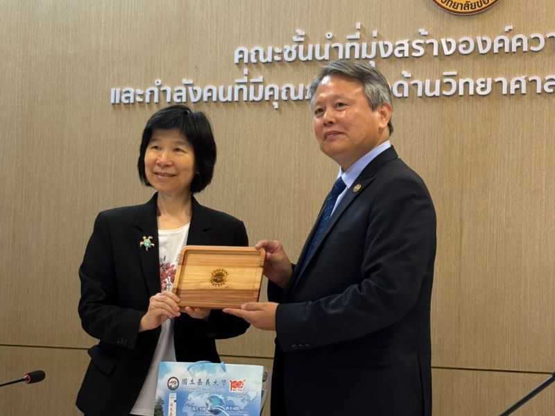 陳瑞祥副校長代表致贈嘉大紀念品