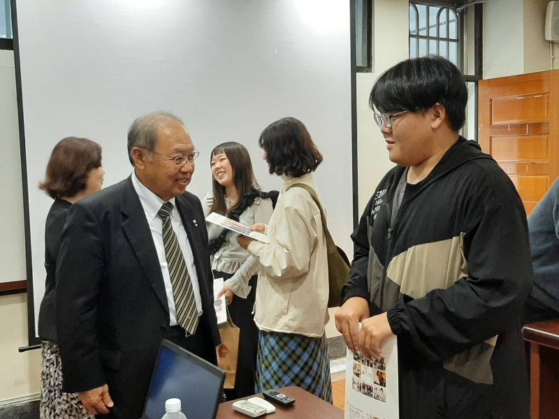 講座結束後，參與同學與愛媛大學師長交流。
