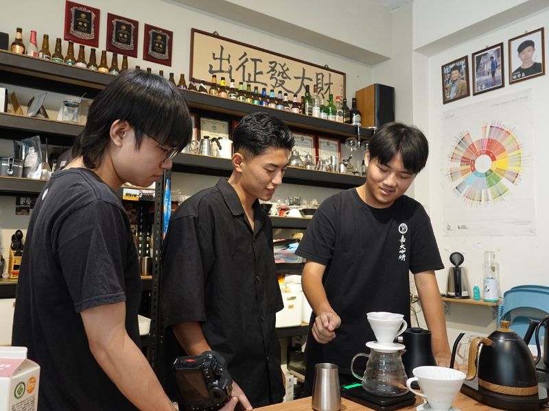 山口縣立大學大戶亮輝同學與咖研社同學交流。