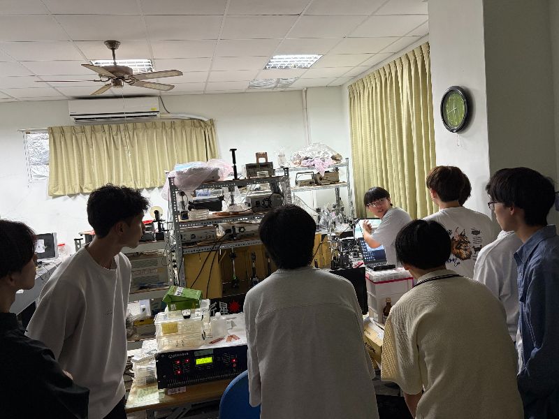 電物系王紀融同學向石川高專師生介紹實驗室研究。（照片由蘇炯武教授提供）