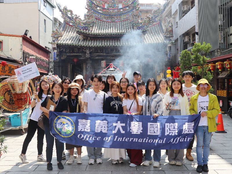 圖1: 坤敬大學訪團前往國定古蹟城隍廟進行文化參訪。(照片由國際處提供)