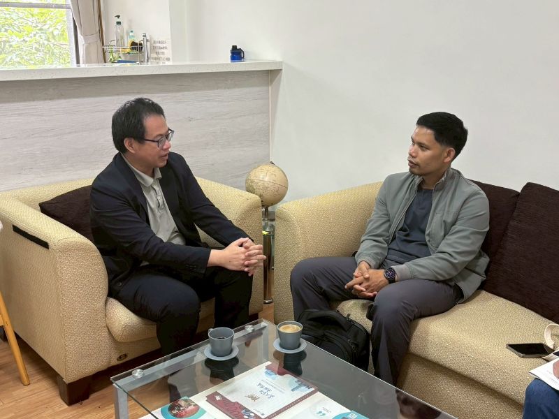 Dr. Sukhum與國際處楊正誠國際長及同仁商討兩校後續合作事宜。