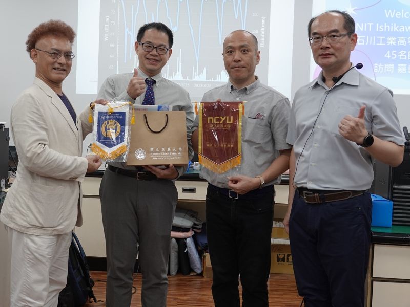 嘉大師長與大橋慶介教授(右二)合影並致贈紀念品。