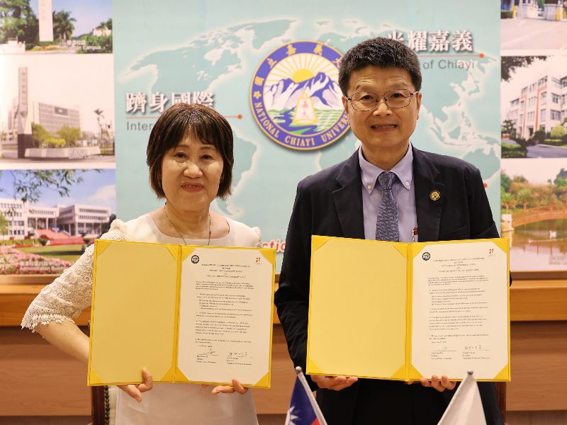 嘉大林翰謙校長與山口縣立大學田中麻紀子校長(President Prof. Makiko Tanaka)正式代表兩校簽署合作協議。