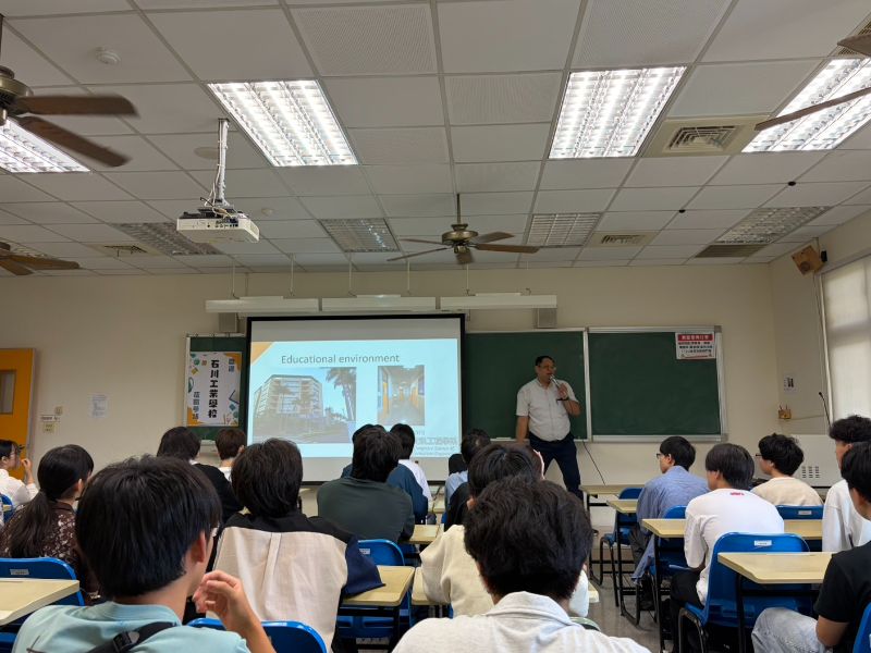 翁麒耀主任向石川高專師生介紹資訊工程學系。（照片由蘇炯武教授提供）