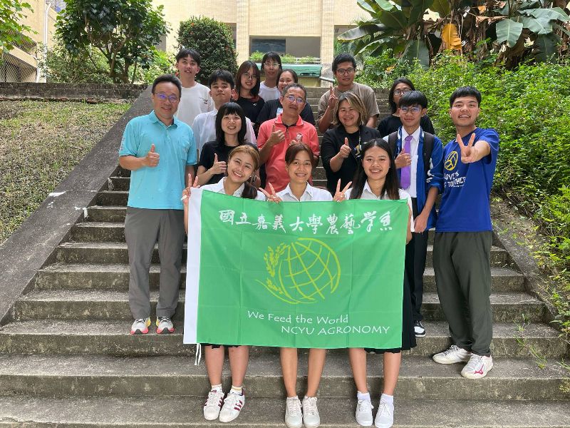 清邁大學同學前往農藝系交流並與師長、同學合影。