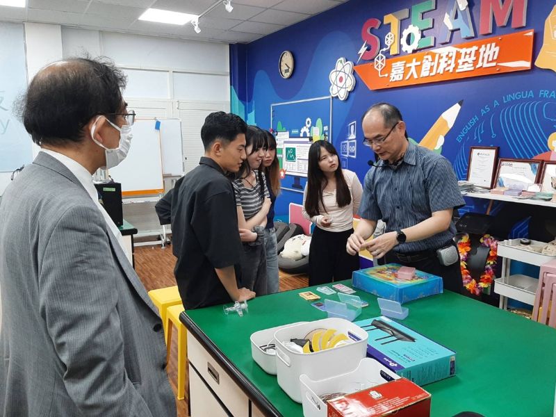 訪團在蘇炯武教授的帶領下實際體驗STEAM教學方式。