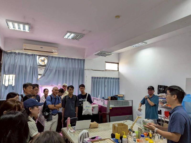 訪團前往園藝系交流學習。