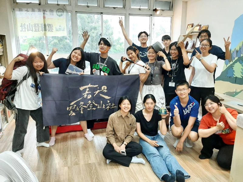 圖4: 雲峰登山社與坤敬大學訪團交流臺灣山岳之美及登山知識。(照片由國際處提供)