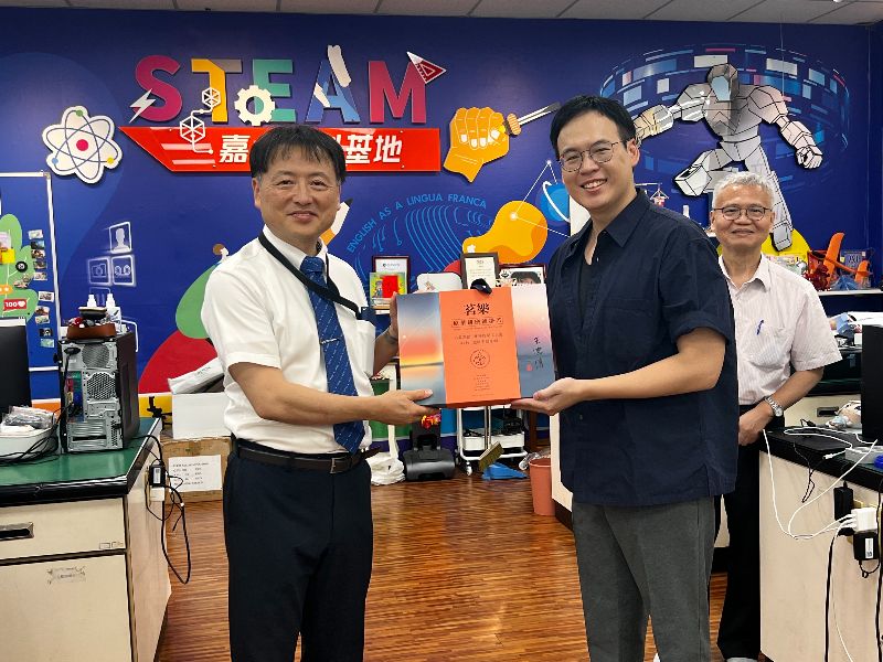 資工系林軒宇助理教授致贈禮物予石川高專教師。（照片由蘇炯武教授提供）