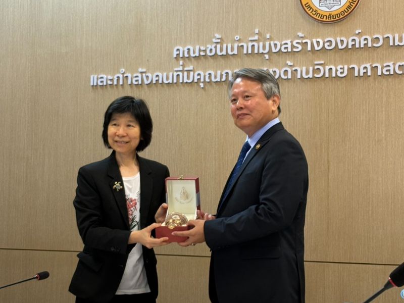 孔敬大學國際副校長Assoc. Prof. Dr. Nawarat Wara-aswapati代表致贈紀念品。