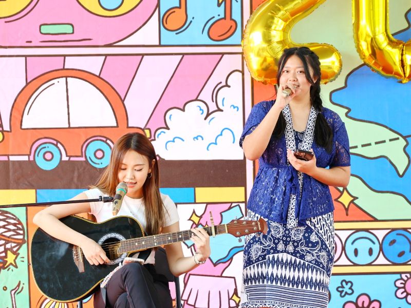 印尼學生展現歌喉。