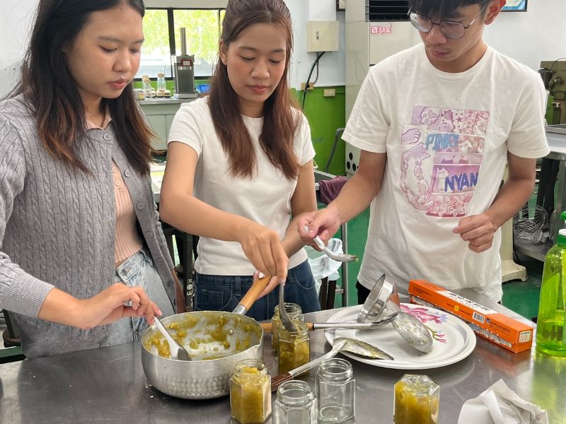 在食科系的安排下體驗親手製作鳳梨酥。