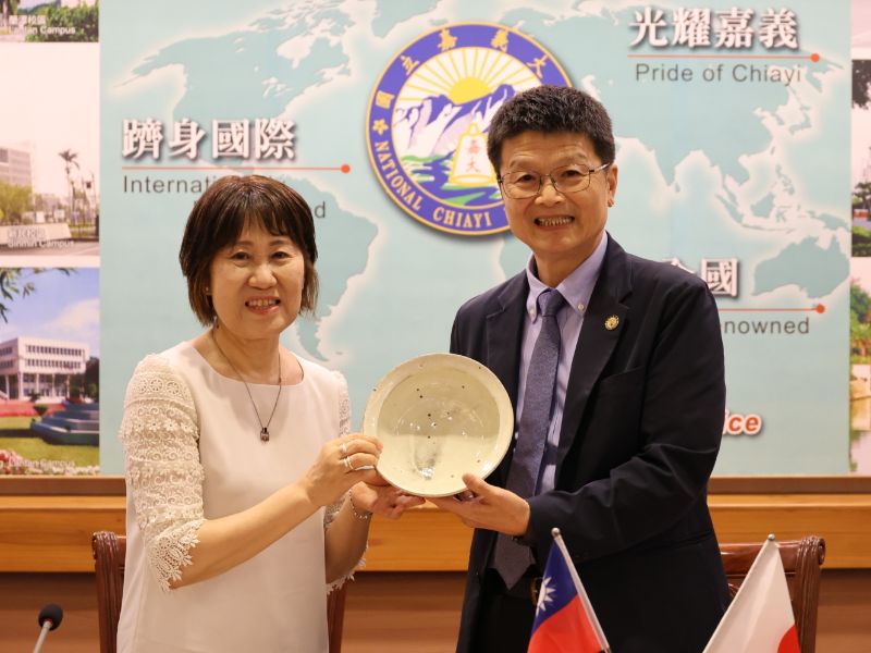 山口縣立大學田中校長致贈當地特色工藝品予嘉大留念。
