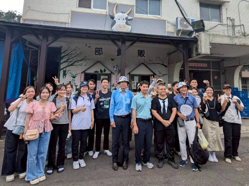 參觀動科系牧場並實際體驗乳製品加工流程。