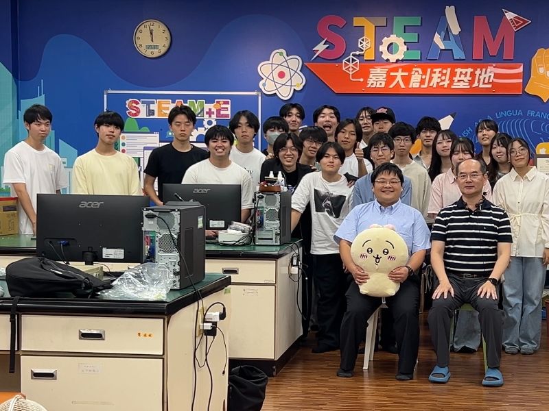 石川高專電子情報科B組學生於STEAM跨域創科教室合影。（照片由蘇炯武教授提供）