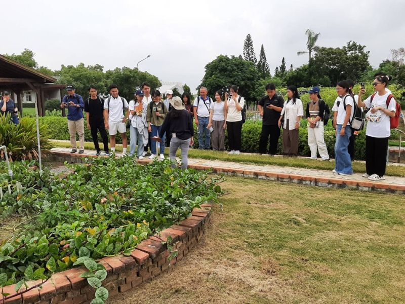 訪團參觀世界蔬菜中心示範農園。