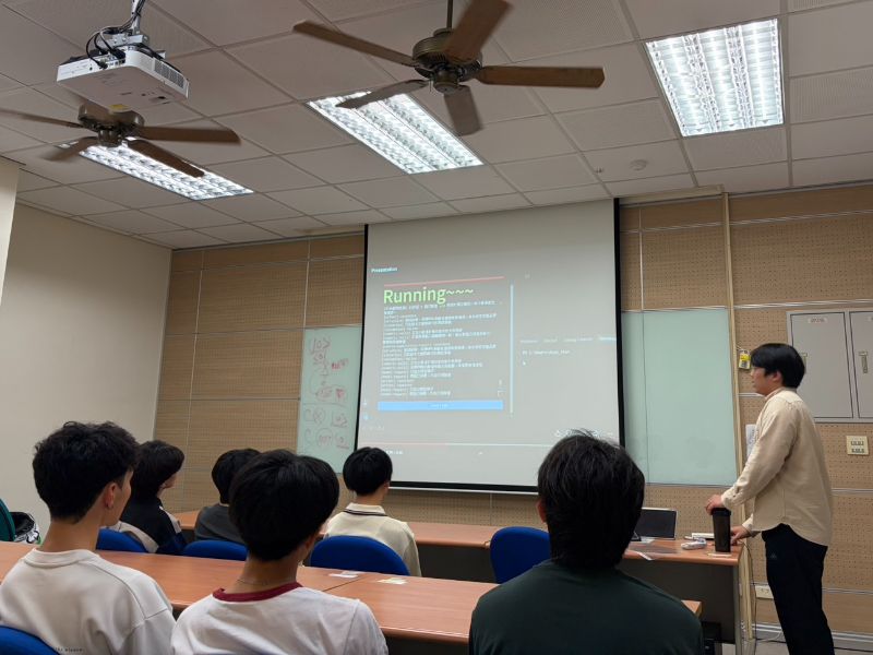 資工系學生向石川高專師生介紹研究主題。（照片由蘇炯武教授提供）