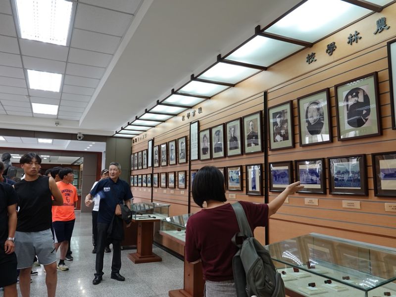 聯盟成員參觀嘉大校史陳列，認識嘉大發展歷史。